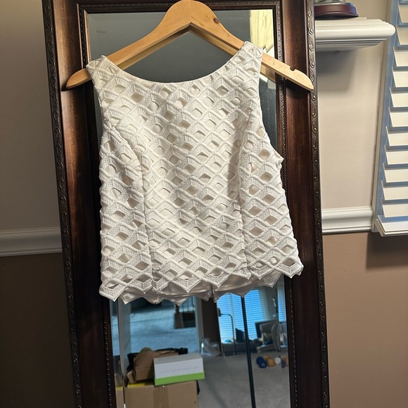 Elegant White Sleeveless Top - Picture 3 of 6